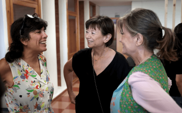 Personas conversando en el encuentro