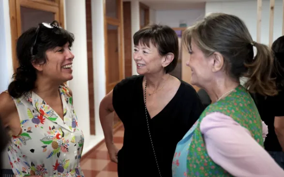 Personas conversando en el encuentro